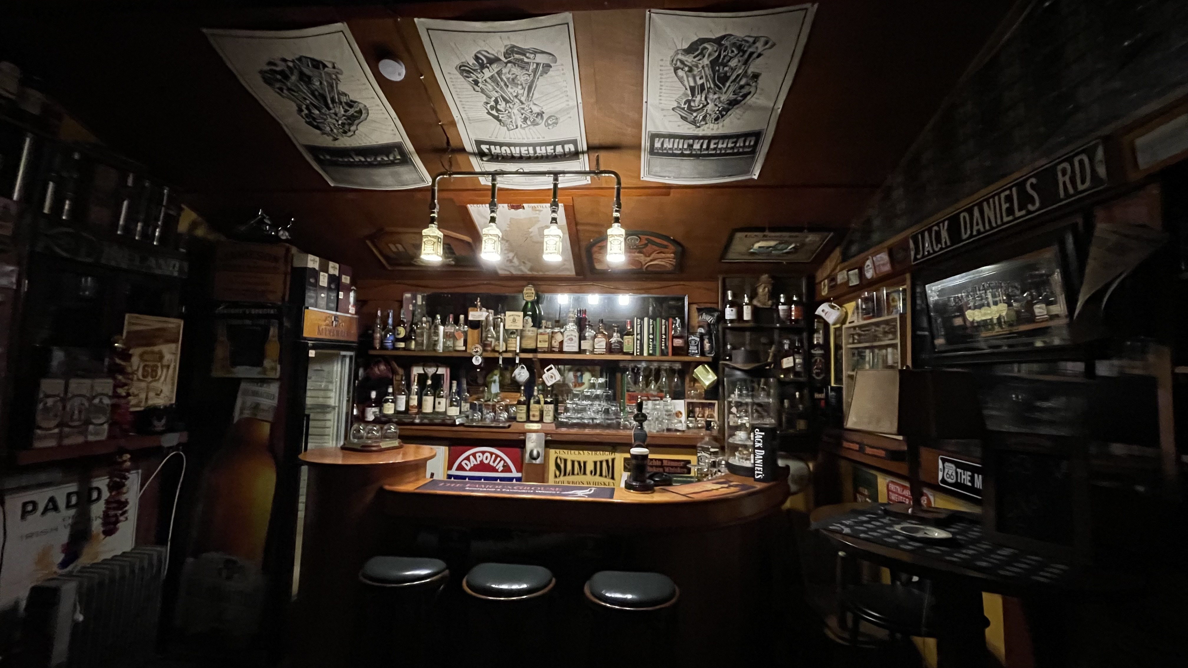 Hauptbar mit Whiskey-Auswahl