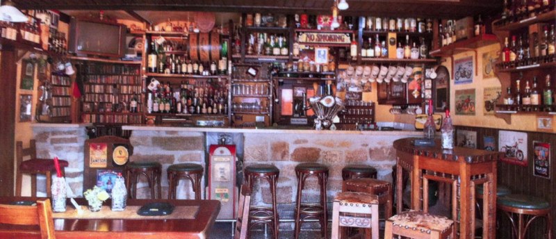 Bar mit Motorrad-Motor Dekoration